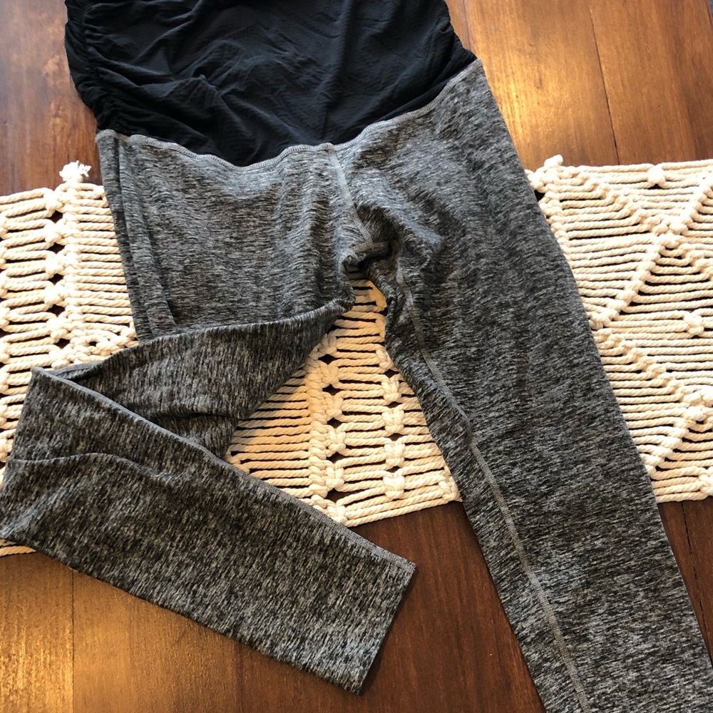 Beyond the Bump leggings •Size L•